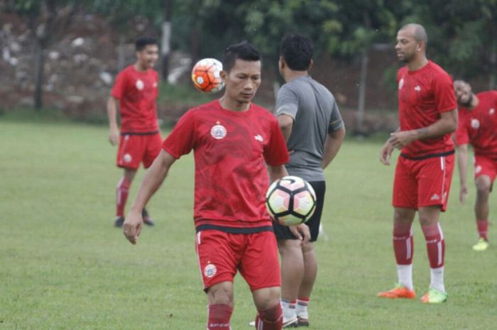 Pemain senior Persija Jakarta, Ismed Sofyan, saat menjalani latihan tim di Lapangan Sutasoma, Halim Perdanakusuma, Jakarta Timur, Kamis (1/2/2018).