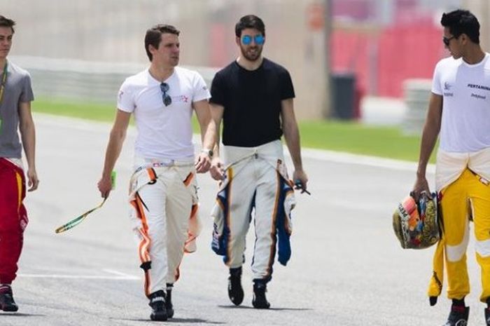 Pebalap Pertamina Arden asal Indonesa, Sean Gelael (kanan), berjalan bersama para pebalap Formula 2 lain sebelum menjalani sesi foto di grid Sirkuit Sakhir, Bahrain, Kamis (13/4/2017).