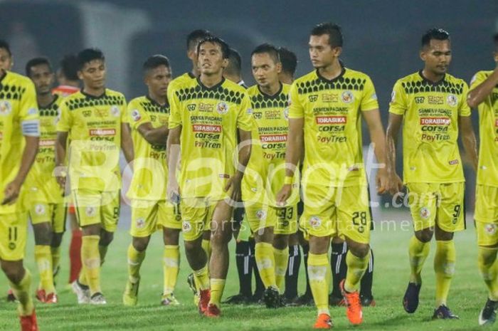 Para pemain Semen Padang berjalan keluar dari lapangan usai menghadapi Persis Solo di laga perdana Liga 2 2018 di Stadion Manahan, Solo, Senin (23/4/2018) malam. 