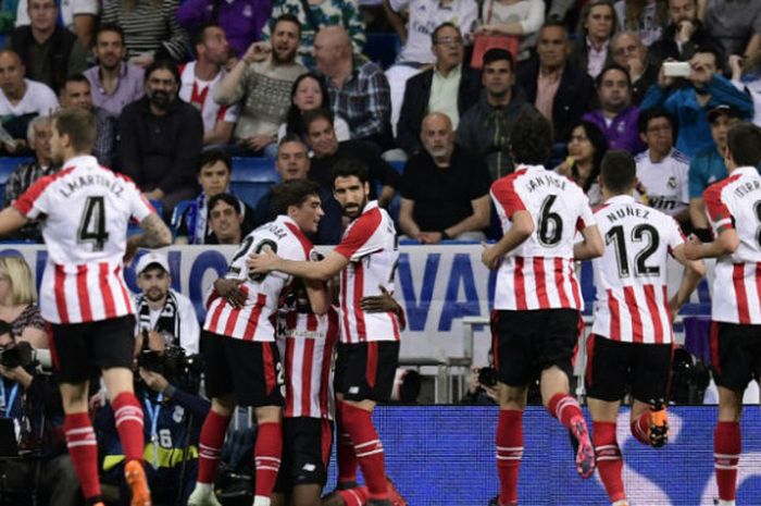 Pemain Athletic Bilbao melakukan selebrasi setelah sang pemain, Inaki Williams, mencetak gol pertama pada pekan ke-33 Liga Spanyol melawan Real Madrid, Rabu (18/04/2018) atau Kamis dini hari WIB.