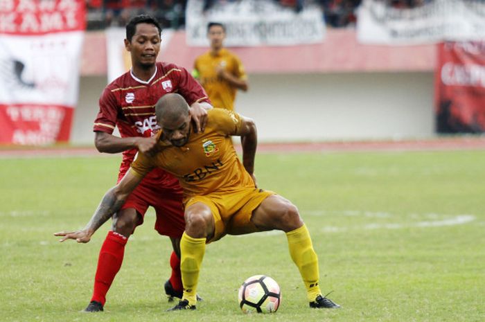 Pemain Bhayangkara FC, David da Silva saat laga uji coba lawan Persis Solo di Stadion Manahan, Solo, Minggu (25/2/2018)