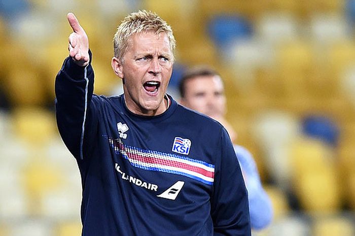 Pelatih Islandia, Heimir Hallgrimsson, memberi istruksi kepada pemainnya saat Islandia melawan Ukraina dalam laga Kualifikasi Piala Dunia 2018 di Stadion Olimpiyskiy, Kiev, pada 5 September 2016.