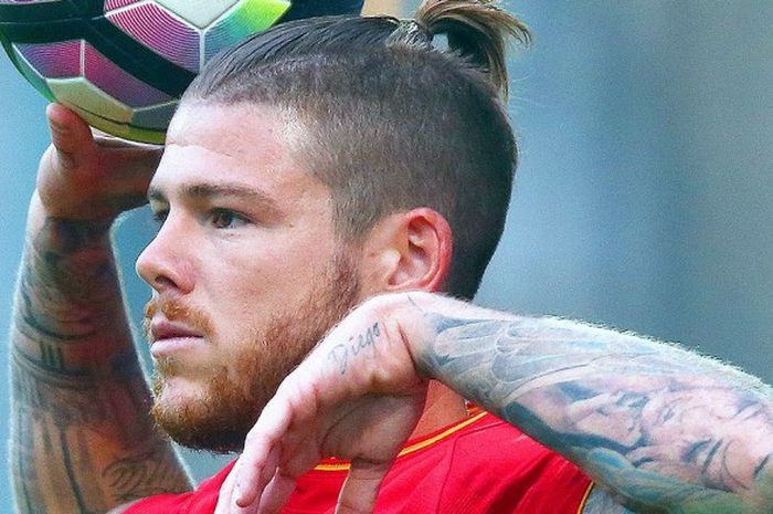 Aksi bek Liverpool, Alberto Moreno, dalam laga uji coba melawan Tranmere Rovers di Stadion Prenton Park, Birkenhead, pada8 Juli 2016.