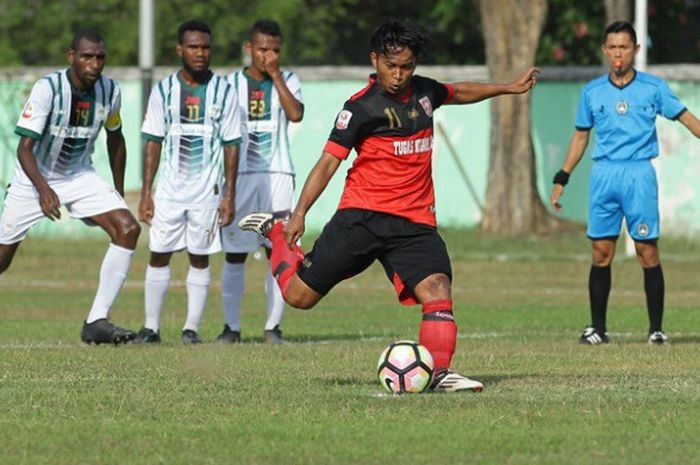 Pemain PS Mojokerto Putra, Indra Setiawan saat melakukan sepakan penalti ke gawang Persiwa Wamena pada laga Liga 2 musim 2017 di lapangan Kobangdikal, Kota Surabaya, Minggu (1/10/2017).