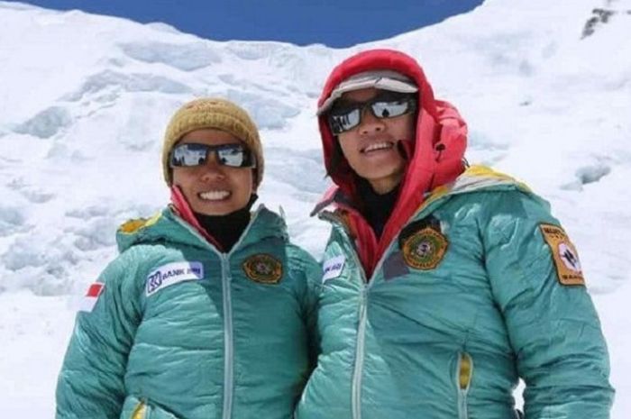 Fransisca Dimitri Inkiriwang (24) dan Mathilda Dwi Lestari di Gunung Everest (8.848m) .
