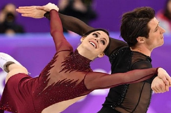 Aksi atlet ice dance asal Kanada, Tessa Virtue (kiri) dan Scott Moir (kanan), pada ajang Olimpiade Musim Dingin PyeongChang 2018, Selasa (20/2/2018).