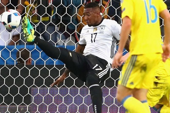Aksi bek timnas Jerman, Jerome Boateng, saat menggagalkan peluang emas Ukraina dalam laga fase grup Piala Eropa di Lille, 12 Juni 2016.