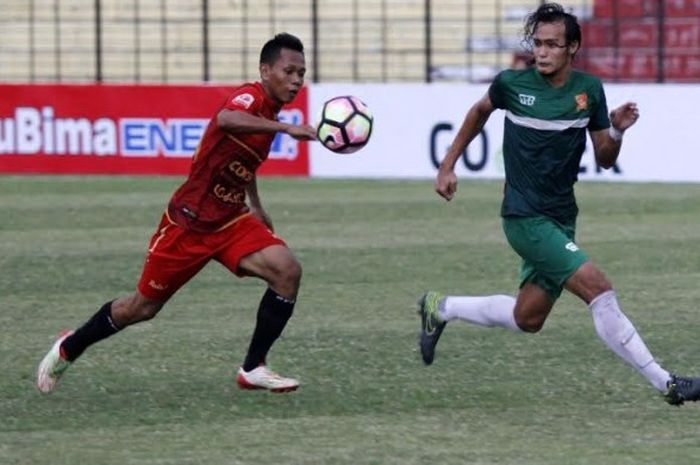 Pemain PSIR Rembang, Ilyas (kiri) mengawasi pergerakan pemain tuan rumah Persiba Bantul, Ahmad Junaidi, pada laga perdana Liga 2 musim 2017 di Stadion Sultan Agung, Bantul, Sabtu (22/4/2017) sore. 