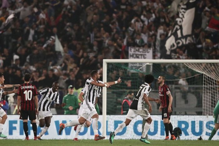 Bek Juventus, Medhi Benatia (tengah), merayakan golnya ke gawang AC Milan dalam laga final Coppa Italia di Stadion Olimpico, Roma pada 9 Mei 2018.