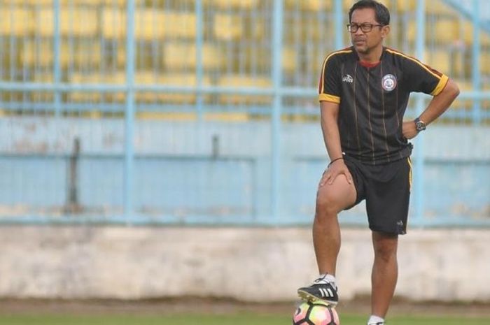 Pelatih Arema FC, Aji Santoso dalam latihan timnya di Stadion Kanjuruhan, Kab Malang pada Senin (5/6/2017) sore. 