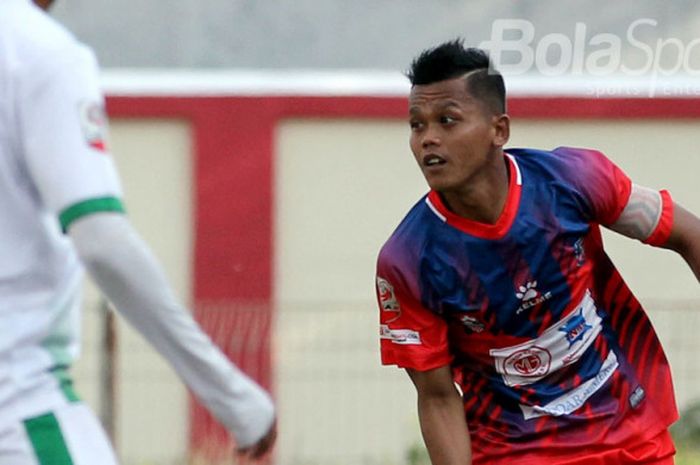 Pemain Persigo Semeru FC, Reza Mustofa, sedang bertanding melawan Persekap Pasuruan.