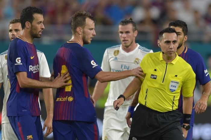 Gelandang Barcelona, Ivan Raktic (4), mengadu argumen dengan wasit saat timnya melawan Real Madrid pada partai International Champions Cup (ICC) 2017 di Stadion Hard Rock, Minggu (30/7/2017).