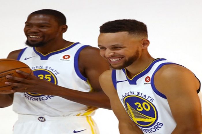 Kevin Durant (kiri) dan Stephen Curry (kanan) saat menjalani sesi foto jelang bergulirnya musim baru NBA.