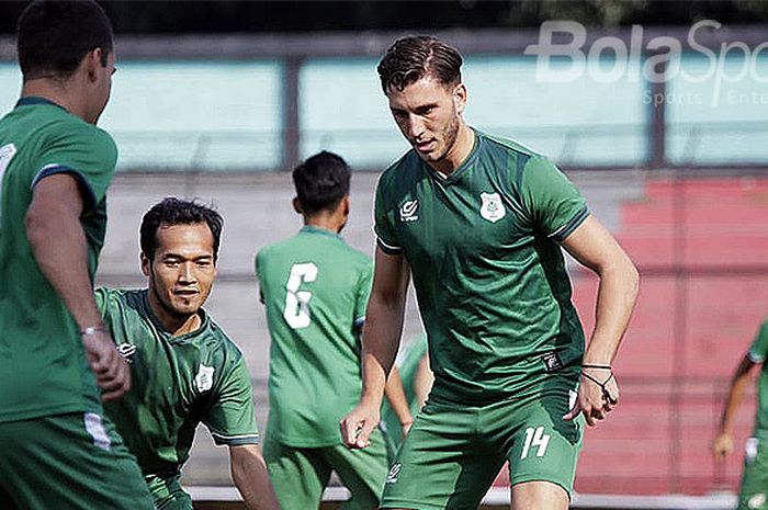 Pemain asing anyar PSMS Medan, Alexandros Tanidis (kanan), sudah mulai bergabung mengikuti latihan di Stadion Teladan, Rabu (25/7/2018).