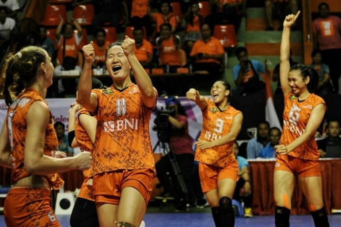 Tim bola voli putri Jakarta BNI Taplus melakukan selebrasi setelah memenangi laga 3-0 atas Gresik Petrokimia pada seri pertama putaran kedua Proliga 2018 yang berlangsung di GOR Purna Krida, Denpasar, Bali, Minggu (4/3/2018).