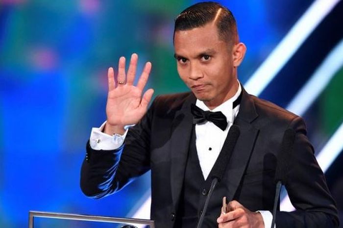 Pemain Malaysia, Faiz Subri, meraih Puskas Award 2016 pada FIFA Gala di Zurich, Senin (9/1/2017).