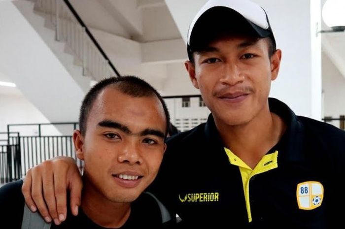  Bek Bhayangkara FC, M Fatchurrahman (kiri) bersua pemain bertahan Barito Putera, Hansamu Yama saat kedua tim mereka bersua pada TSC 2016 di Stadion Gelora Delta, Sidoarjo, 10 September 2016.  