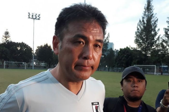 Pelatih timnas U-19 Jepang, Masanaga Kageyama,  memberikan komentarnya ke awak media usai melawan Cilegon United di Lapangan ABC, Senayan, Jakarta Pusat, Kamis (22/3/2018)