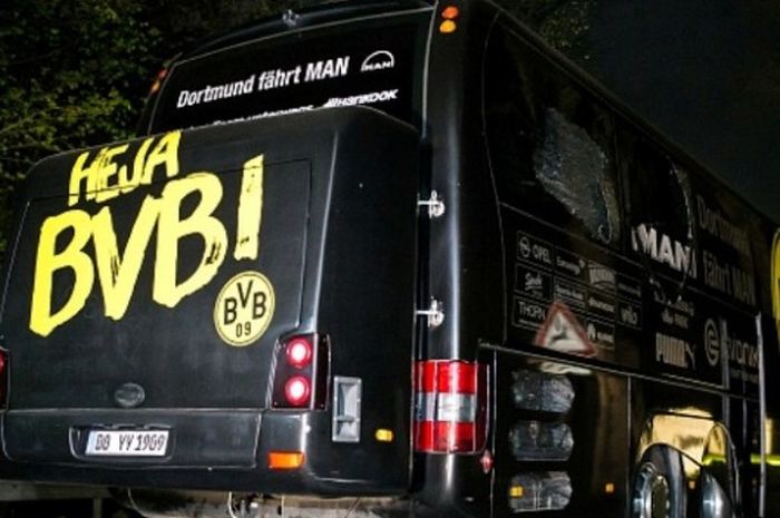 Bus yang mengangkut anggota tim Borussia Dortmund rusak karena ledakan bom yang terjadi di Dortmund, Jerman, pada 12 April 2017.
