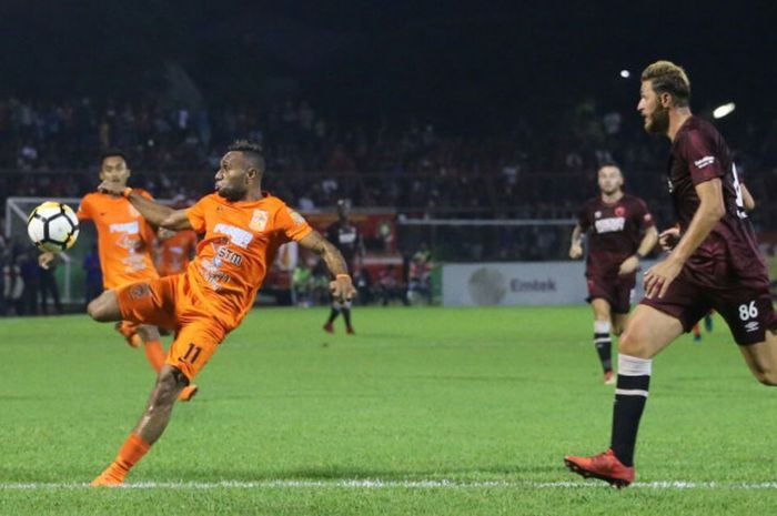 Pemain Borneo FC, Titus Bonai, beraksi pada laga kontra PSM Makassar