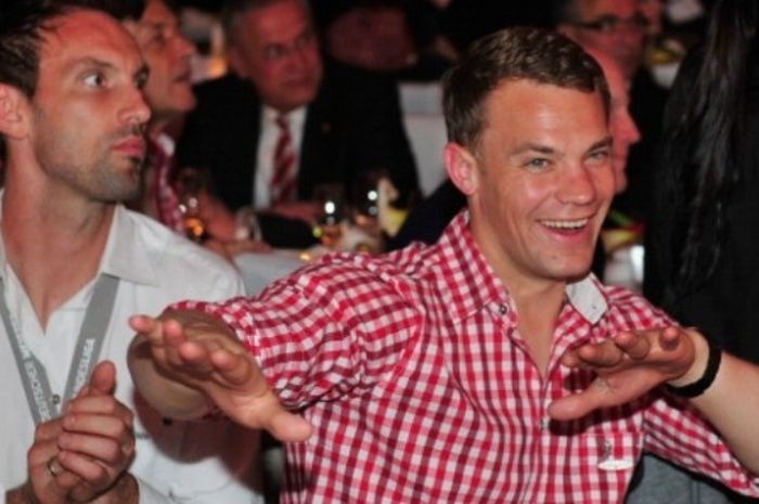 Kiper cadangan Bayern Muenchen, Tom Stark (kiri), dalam acara makan malam pesta perayaan keberhasilan FC Hollywood meraih gelar juara Bundesliga bersama Manuel Neuer di Postpalast, Muenchen, pada 12 Mei 2013. 