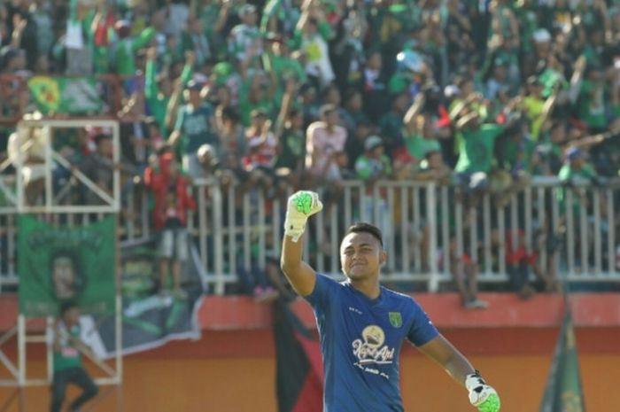 Kiper Persebaya, Dimas Galih mengepalkan tangan dengan latar belakang Bonek saat dijamu Persepam Madura Utama pada laga pekan ke-11 Grup 5 Liga 2 di Stadion Gelora Ratu Pamelingan, Pamekasan, Kamis (10/8/2017) sore. 