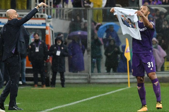 Pemain Fiorentina, Vitor Hugo, merayakan gol yang dicetaknya ke gawang Benevento pada lanjutan Liga Italia, Minggu (11/3/2018) di Stadion Artemio Franchi, dengan mengangkat kaus bergambar Davide Astori, kapten Fiorentina yang meninggal dunia pekan lalu.