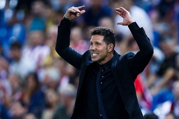 Pelatih Atletico Madrid, Diego Simeone, mendampingi anak asuhnya dalam pertandingan La Liga kontra Deportivo Alaves di Vicente Calderon Stadium, Madrid, Spanyol, 21 Agustus 2016.