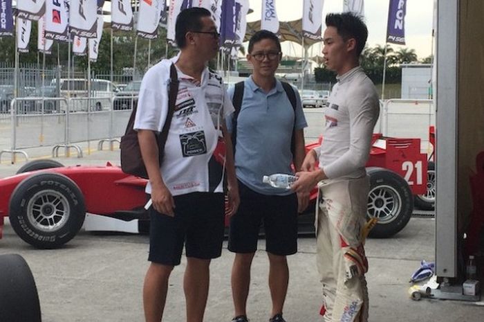 Pebalap Indonesia, Presley Martono (kanan), berbicara dengan sang ayah, Perry Martono, setelah menyelesaikan balapan kedua seri ke-6 Formula 4 South East Asia (F4 SEA) di Sirkuit Sepang, Malaysia, Sabtu (21/1/2017).