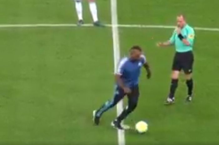Fan Marseille, Kamel Zaroual, berkesempatan menendang bola sepak mula jelang laga kontra Toulouse.