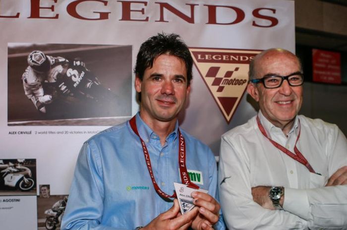 Pemenang kejuaraan dunia 500cc, Alex Criville (kiri), berpose bersama CEO Dorna Sports, Carmelo Espeleta, saat mendapat penghargaan sebagai pebalap legendaris MotoGP.