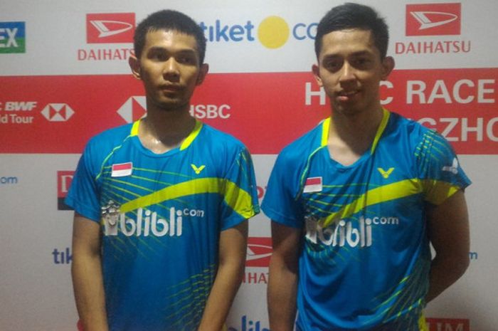 Pebulu tangkis Indonesia, Fajar Alfian (kiri) dan Muhammad Rian Ardianto, saat bertemu dengan media seusai pertandingan babak kedua Indonesia Master 2018 di Istora Senayan, Jakarta Selatan, pada Kamis (25/1/2018).