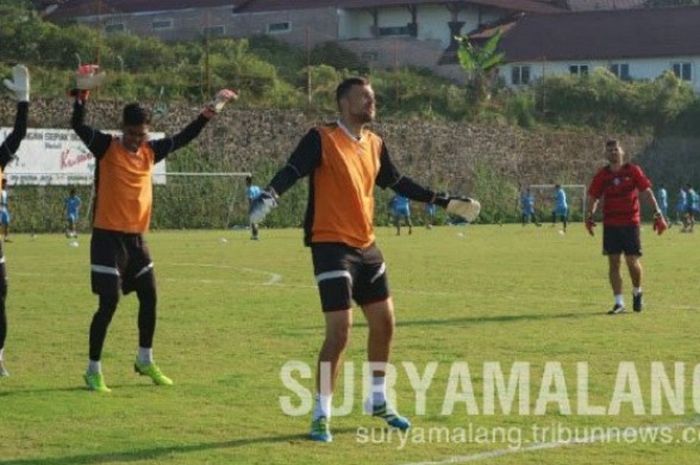 Kiper asing, Srdjan Ostojic bergabung dalam latihan Arema FC di Kusuma Agrowisata, Kota Batu, Rabu (27/6/2018). 