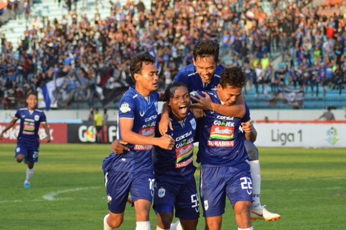 Skuat PSIS Semarang saat merayakan gol ke gawang Perseru Serui. 