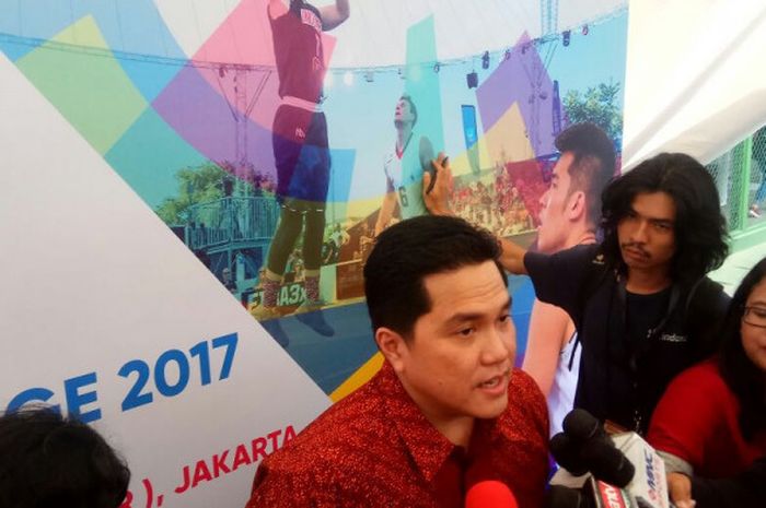 Ketua Panitia Pelaksana Asian Games 2018, Erick Thohir, berbicara kepada awak media saat test event basket 3x3 Asian Games 2018 di Center Court GBK, Senayan, Jakarta, Jumat (1/12/2017).