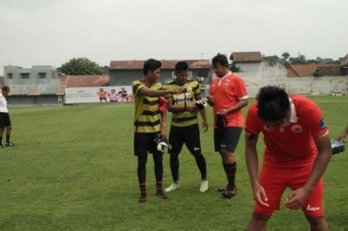 Para pemain, tim pelatih, dan ofisial Persija Jakarta mengenakan pita hitam pada sesi latihan di Lapangan Villa 2000, Pamulang, Tangerang Selatan, Banten, Selasa (8/11/2016).