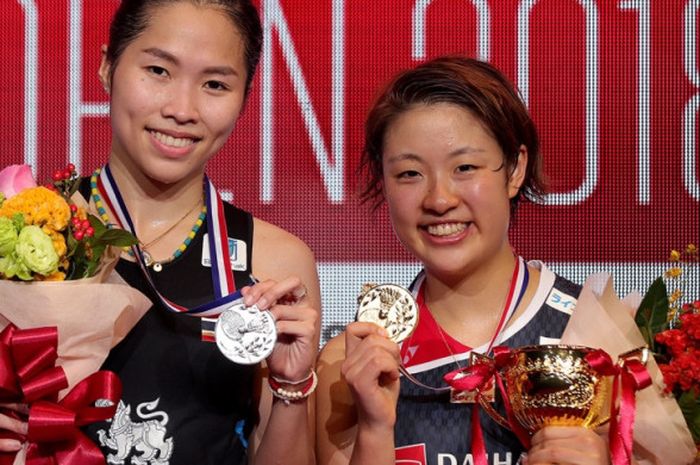 Pebulu tangkis Jepang, Nozomi Okuhara (kanan), menjuarai Hong Kong Open 2018 setelah menang atas Ratchanok Intanon (Thailand) di Hong Kong.