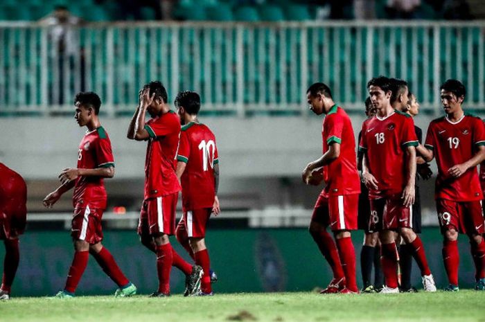 Pemain timnas U-23 Indonesia seusai laga uji coba kontra Korea Selatan di Stadion Pakansari, Bogor, Sabtu (23/6/2018).