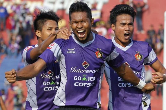 Penyerang Persik, Abdul Rahman Abanda (tengah) merayakan golnya ke gawang Persida Sidoarjo pada laga ketujuh Grup 6 Liga 2 musim 2017 di Stadion Brawijaya, Kediri, Selasa (25/7/2017). 
