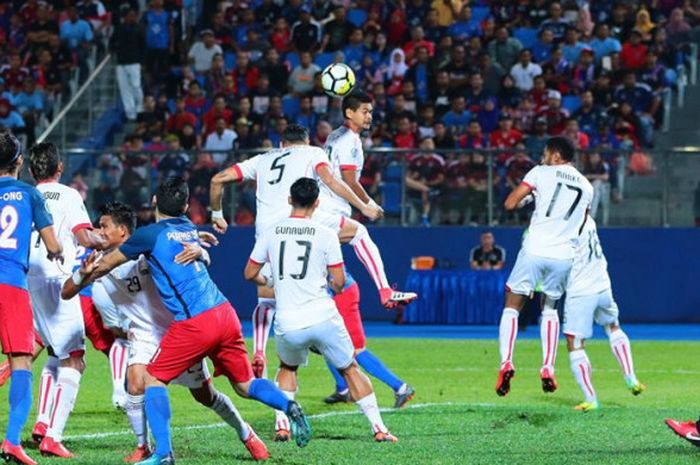 Duel udara pemain Persija dan Johor Darul Takzim pada laga Grup H Piala AFC 2017 di Stadion Larkin, 