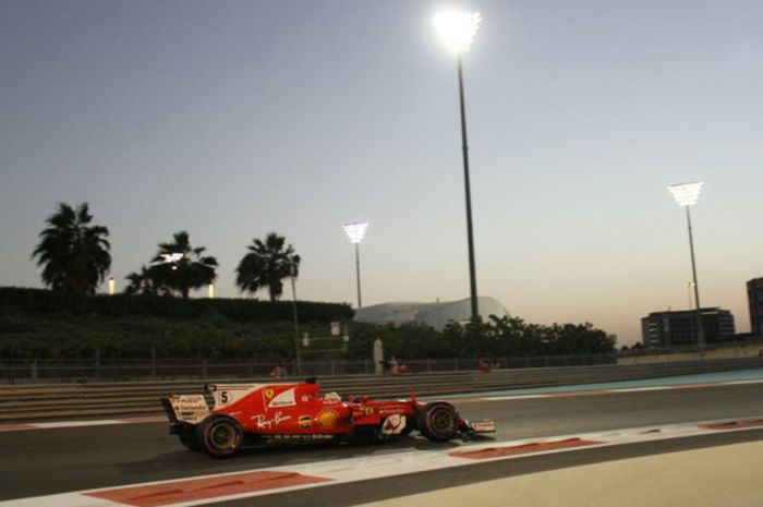 Pebalap Ferrari, Sebastian Vettel, finis di posisi ketiga pada balapan GP Abu Dhabi yang berlangsung di Sirkuit Yas Marina, Minggu (26/11/2017).