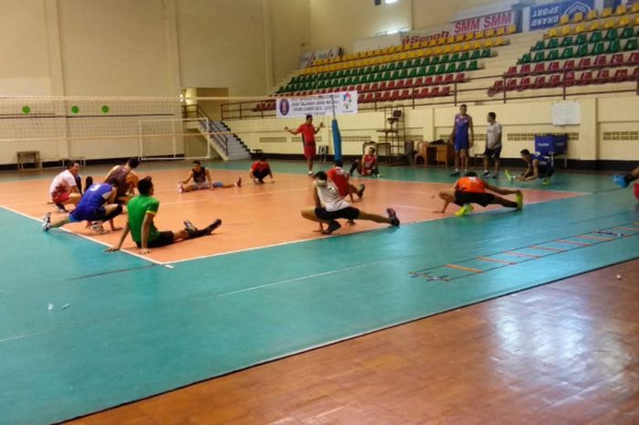 Para pemain tim nasional bola voli putra Indonesia sedang menjalani latihan di Padepokan Voli, Sentul, Kabupaten Bogor, Jawa Barat, Sabtu (11/8/2018).