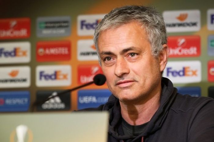 Manajer Manchester United, Jose Mourinho, berbicara dalam konferensi pers menjelang duel Liga Europa lawan Anderlecht di Brussels, Belgia, pada 12 April 2017.