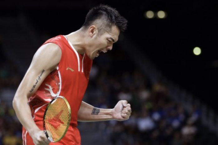 Pebulu tangkis tunggal putra China, Lin Dan, melakukan selebrasi seusai memenangi poin.