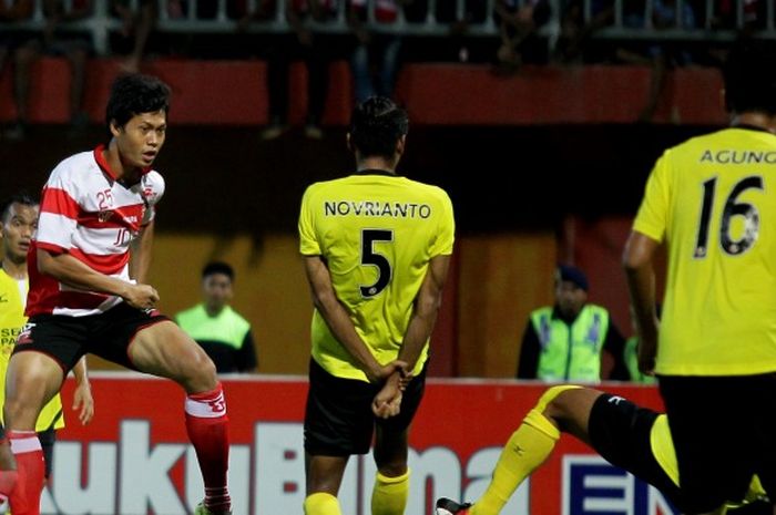 Patrich Wanggai (kiri) dan Rishadi Fauzi (dua dari kiri) pencetak gol untuk kemenangan Madura United melawan Semen Padang dengan skor akhir 2-1 di Stadion Gelora Ratu Pamelingan Pamekasan, Jawa Timur (01/12/2016).