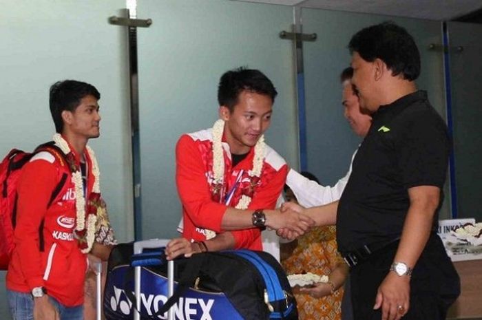 Pebulu tangkis tunggal putra nasiona,l Ihsan Maulana Mustofa (kedua dari kiri), bersalaman dengan salah satu dewan penasihat PBSI setelah tim Thomas Indonesia tiba di Bandara Soekarno Hatta, Cengkareng, Jakarta Barat, Senin (23/5/2016).