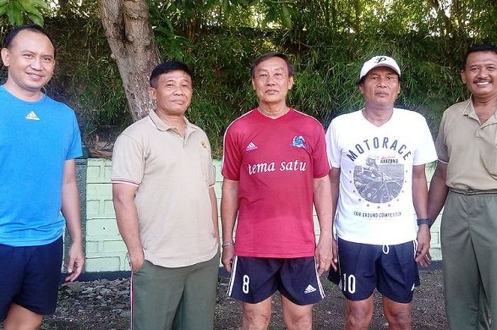 Purwanto Iman Santoso (kaos merah) menyempatkan berfoto bersama Kapendam IX Udayana, Kol. Inf. J. Hotma Hutahaean (kedua dari kiri) di lapangan sepak bola Korem IX Wirasatya, Denpasar, Bali, Jumat (31//2017).