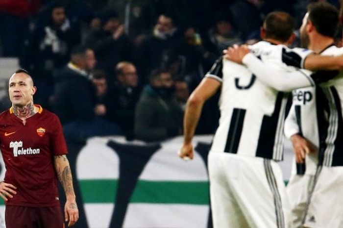 Reaksi gelandang AS Roma, Radja Nainggolan (kiri), saat para pemain Juventus merayakan gol dalam laga Serie A, di Stadion Juventus, Sabtu (17/12/2016). 