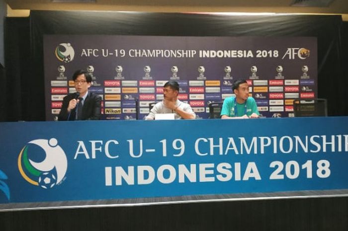 Pelatih Timnas U-19 Indonesia Indra Sjafri memberikan keterangan pers seusai laga kontra Qatar, Minggu (21/10/2018), di ruang pers Stadion Utama Gelora Bung Karno, Jakarta.