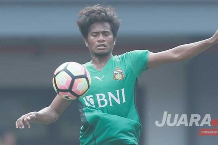 Aksi bek Bhayangkara FC, Ilham Armayn, saat mengontrol bola dalam laga melawan Semen Padang pada laga pekan ketujuh Liga 1 musim 2017 di Stadion Patriot, Kota Bekasi, Sabtu (20/5/2017) sore.